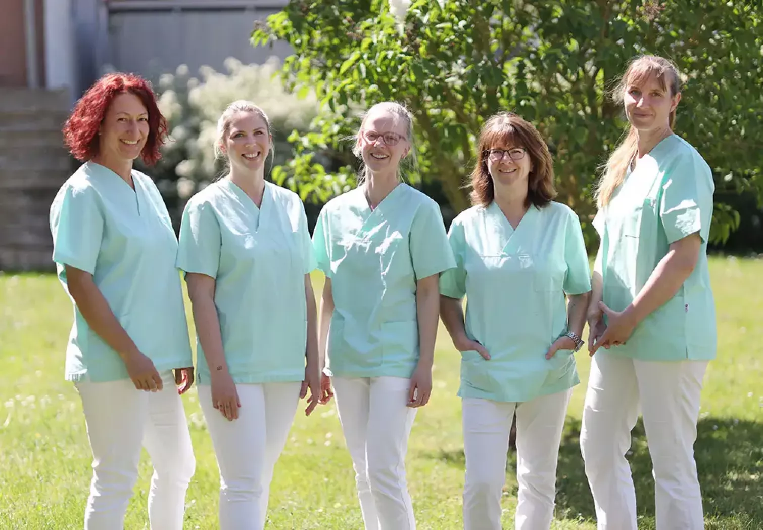 Teamfoto der Praxis mit Claudia Puls und 4 Mitarbeiterinnen